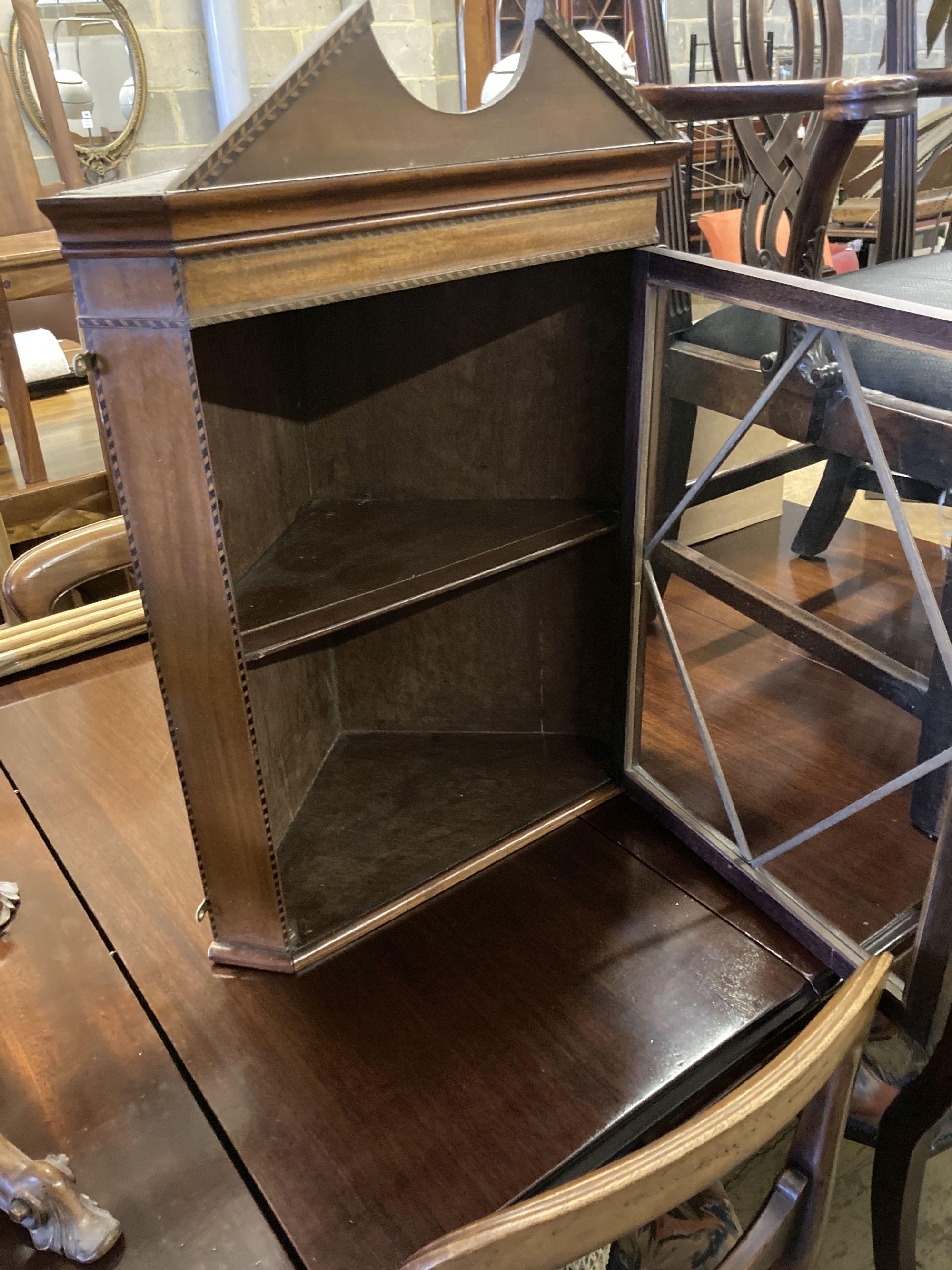An Edwardian Georgian design inlaid mahogany hanging corner cabinet, width 52cm, height 74cm